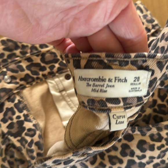Abercrombie & Fitch Curve Love Mid Rise Barrel Jean Leopard 28 NWOT - Picture 8 of 9
